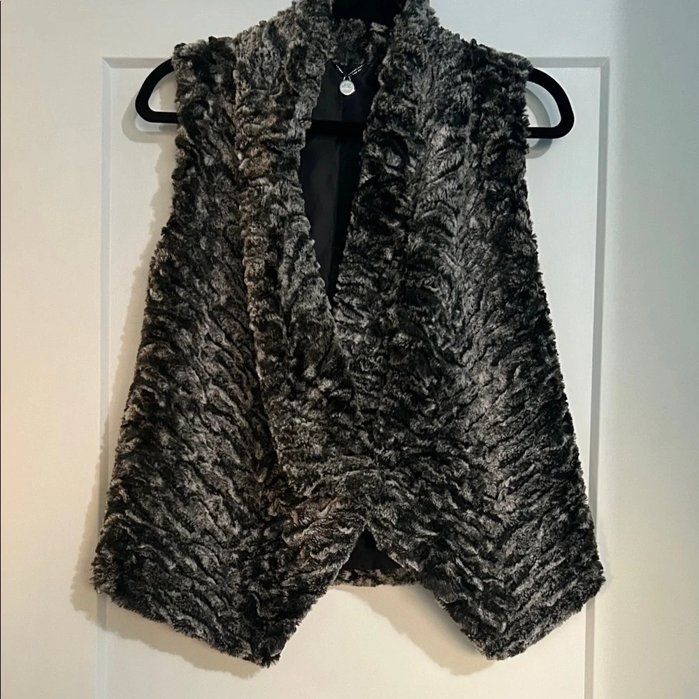 BKE Textured Faux Fur Vest in Black and Gray sz: xs